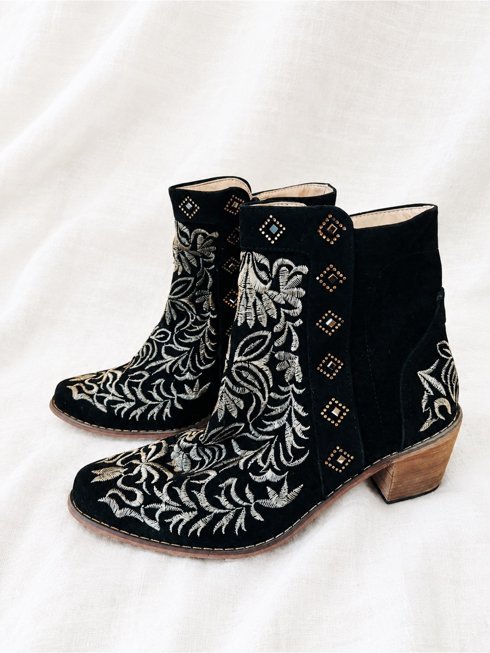 Women’s Size 39 Black Suede Embroidered Western Ankle Boots Studded Cowboy